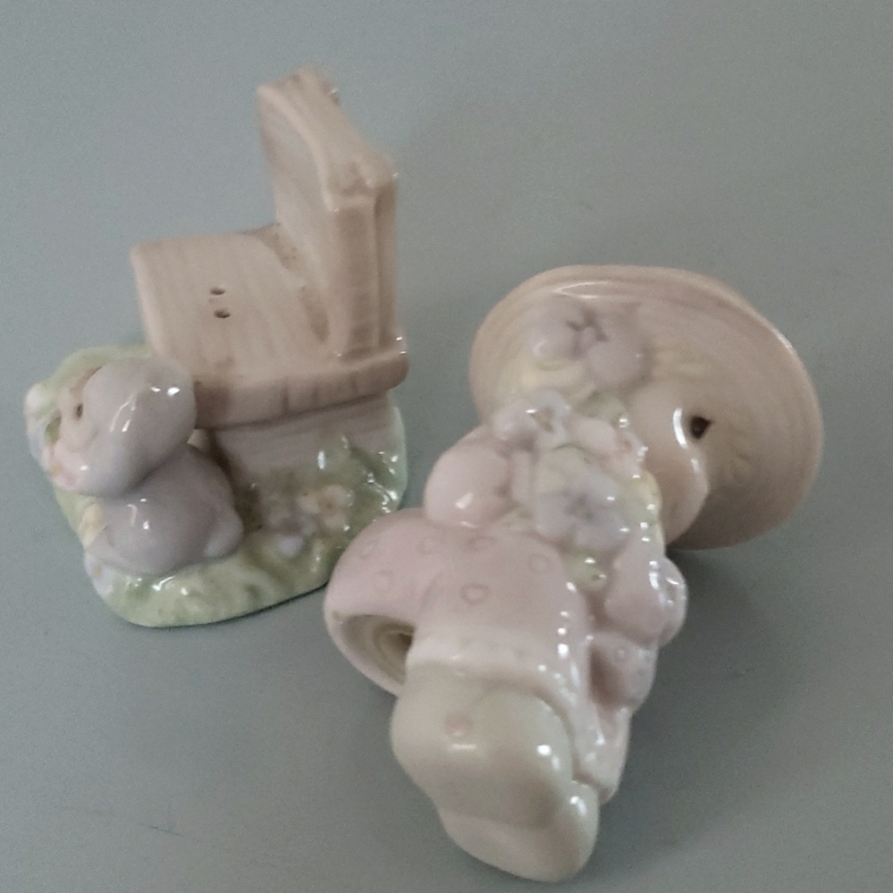 Precious Moments - Seasoned with a Smile - Enesco Salt and Pepper Shakers. - Picture 10 of 16